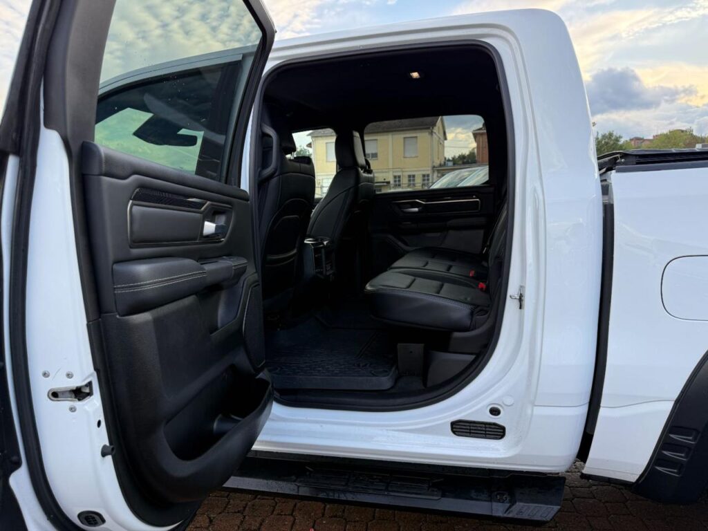 RAM 1500 4x4 5.7  SPORT  NIGHT EDITION - GPL - NAVI 12 "
