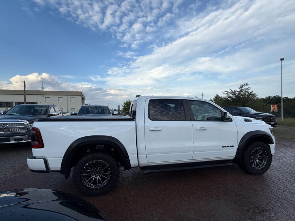 RAM 1500 4x4 5.7  SPORT  NIGHT EDITION - GPL - NAVI 12 "